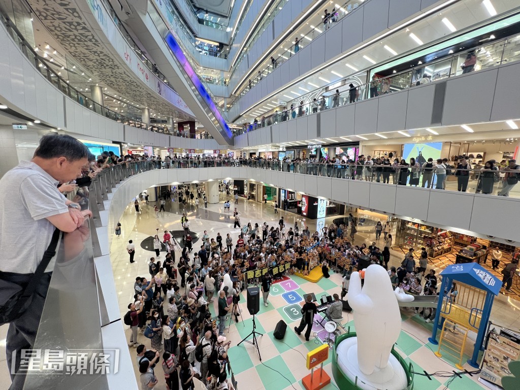 《星島頭條》捕獲周吉佩昨午在觀塘apm商場進行快閃Busking活動，
