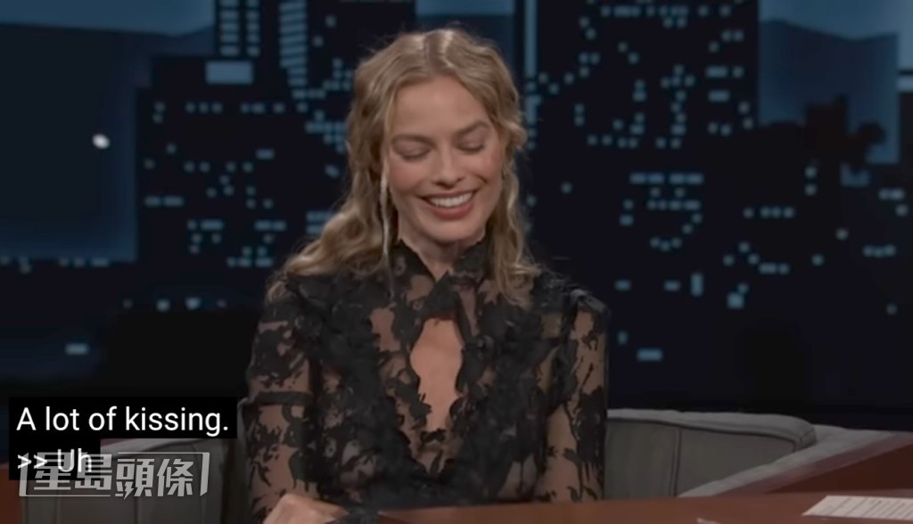 再說到在片中有好多接吻場面時，她更貌似回味地偷笑。