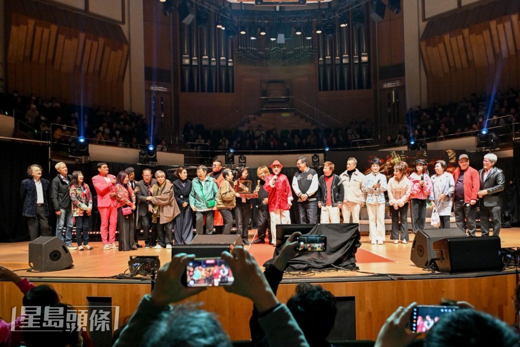 所有表演嘉賓在台上和鵬哥合唱了一曲《朋友》，為演唱會畫上完美句號。