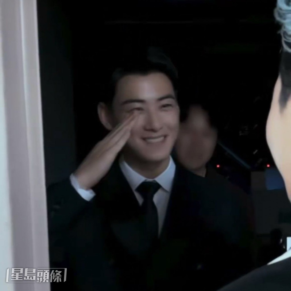 GD今日在影片頻道分享上月底出席APEC文化晚宴的花絮,並與任司儀的車銀優擁抱。 GD今日在影片頻道分享上月底出席APEC文化晚宴的花絮,並與任司儀的車銀優擁抱。