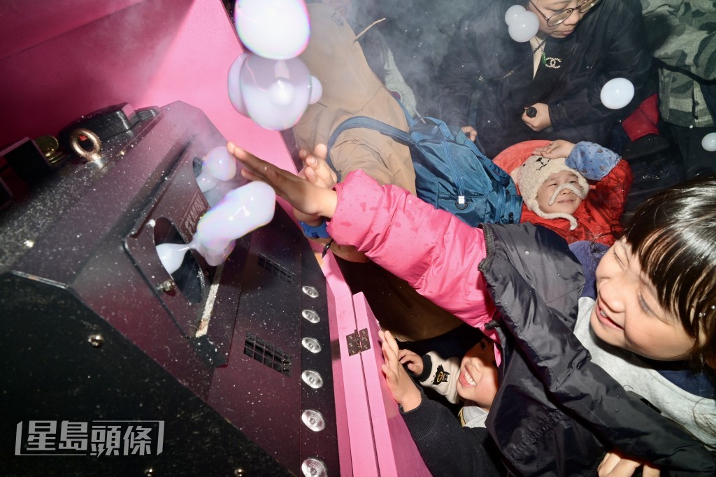 烟雾泡泡营造漫天飘雪效果，小孩笑逐颜开。