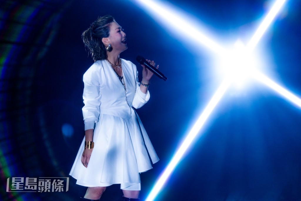2022年11月，有朋友問她有否興趣到戲曲中心演出，當時已兩年沒做街頭表演的龍婷，鼓起勇氣接受挑戰。
