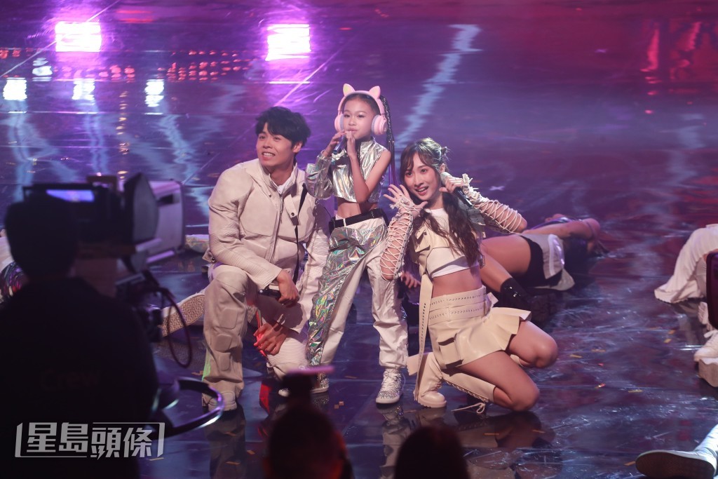 Yumi、冼靖峰與吳欣彤一起表演。