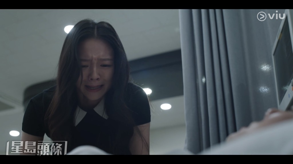 韓娜賢（李絮飾）見二朗昏迷不醒，崩潰痛哭。