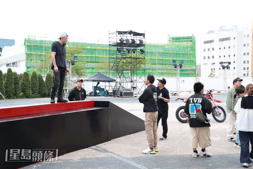 袁偉豪為《歡樂滿東華2025》進行電單車特技排練。 袁偉豪為《歡樂滿東華2025》進行電單車特技排練。