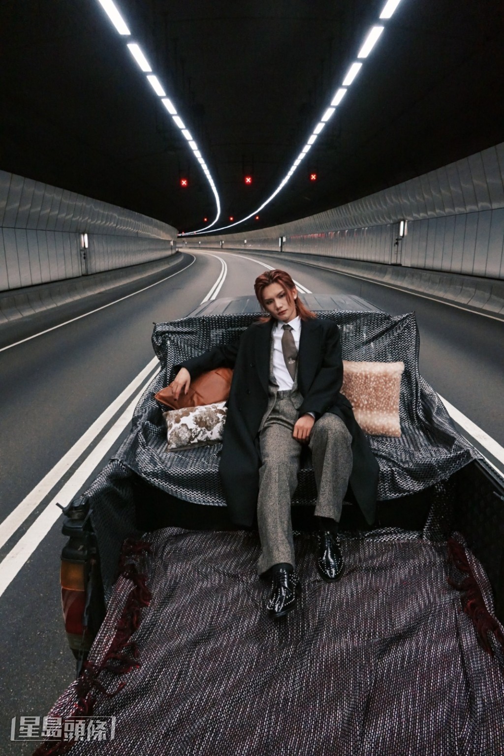 尤其是躺在貨車上的梳化與床褥穿梭隧道，甚具電影感。