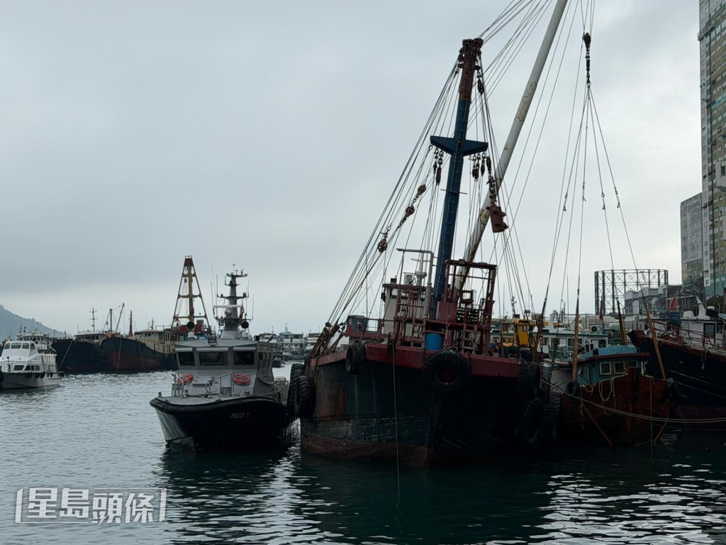 香港仔石排湾道近渔业分处办事处对开海面,一名男工在船上触电,留医16小时后不治。 香港仔石排湾道近渔业分处办事处对开海面,一名男工在船上触电,留医16小时后不治。