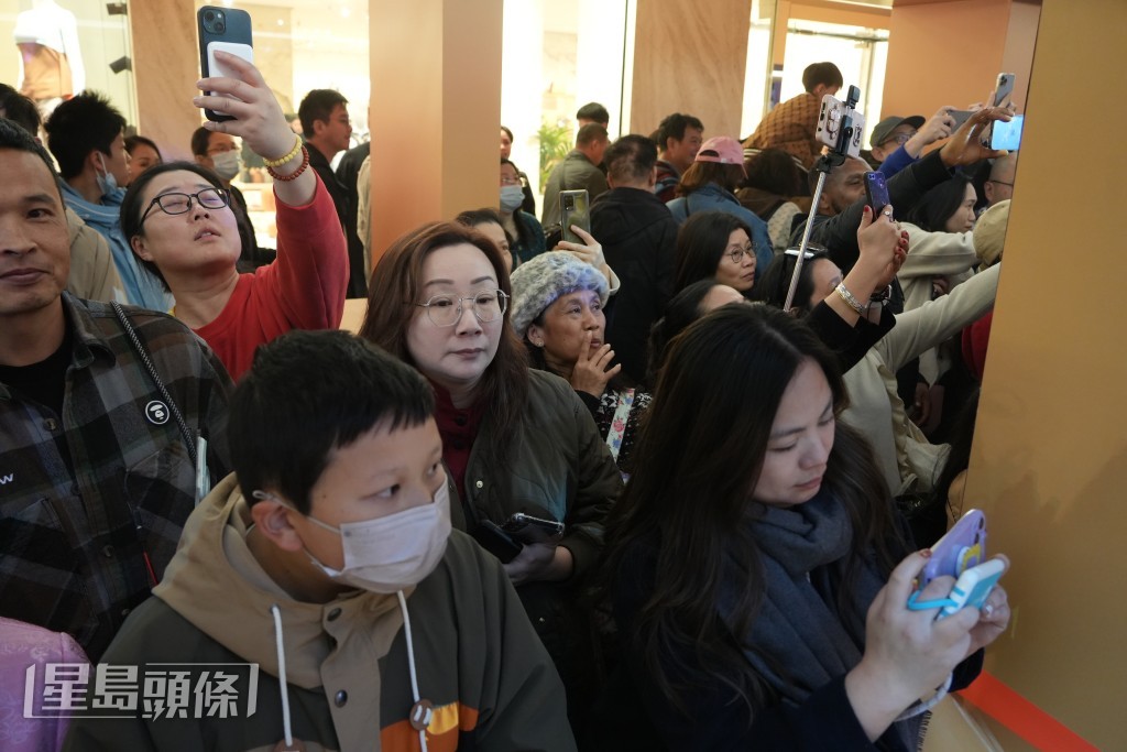 市民提早霸位睇花車巡遊。吳艷玲攝 市民提早霸位睇花車巡遊。吳艷玲攝