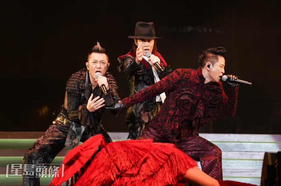 草蜢在舞台跳唱40年,至今依然活力四射。 草蜢在舞台跳唱40年,至今依然活力四射。