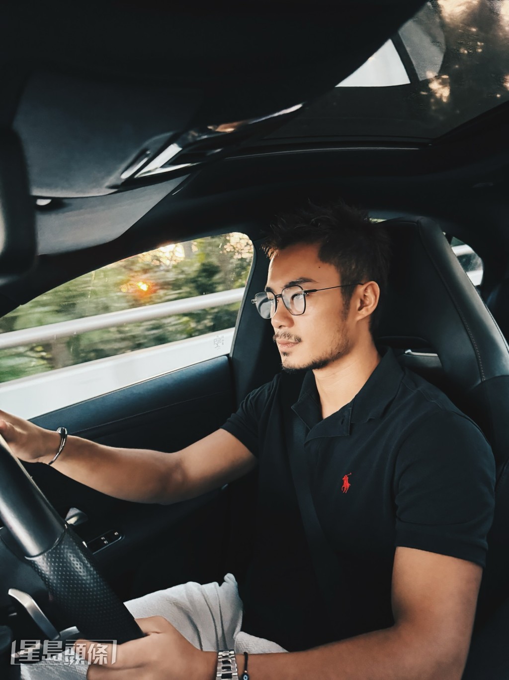 早前孔德賢將一段自己不小心將車匙留在鎖上的車內及解決方法的片放上網。