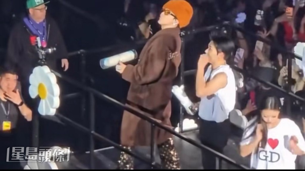 GD在台北Encore場特別製作繞場花車，還用大炮發射毛巾送給fans