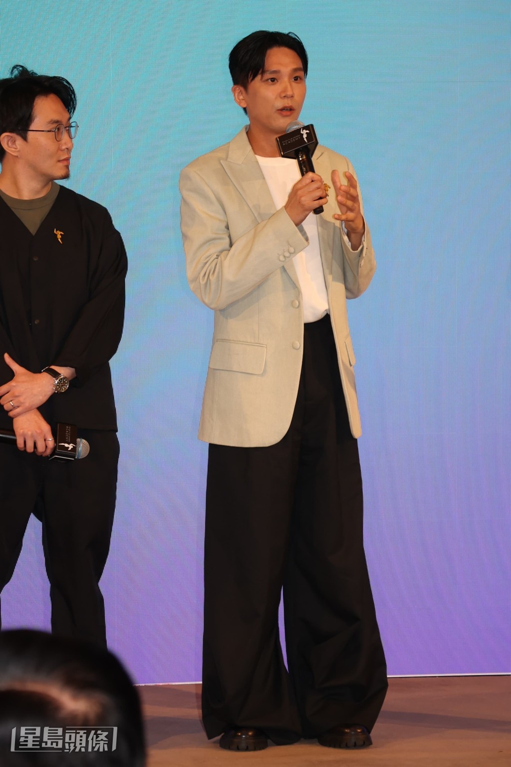 小野更身兼短片監製,他指出,今次拍攝短片令他重拾大學時期與同學一起拍攝短片的情懷。 小野更身兼短片監製,他指出,今次拍攝短片令他重拾大學時期與同學一起拍攝短片的情懷。