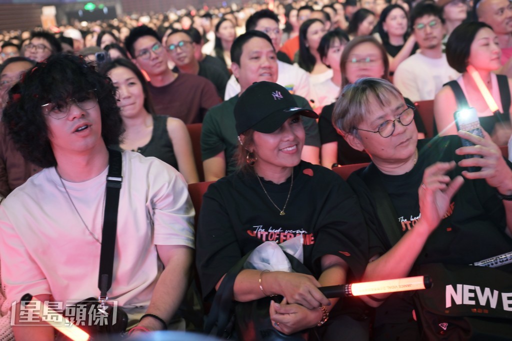 Janice的爸爸(右一)都有捧場。 Janice的爸爸(右一)都有捧場。