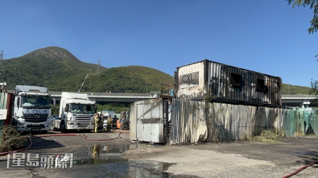 其間4人須疏散到安全位置，火警中無人受傷。楊偉亨攝 