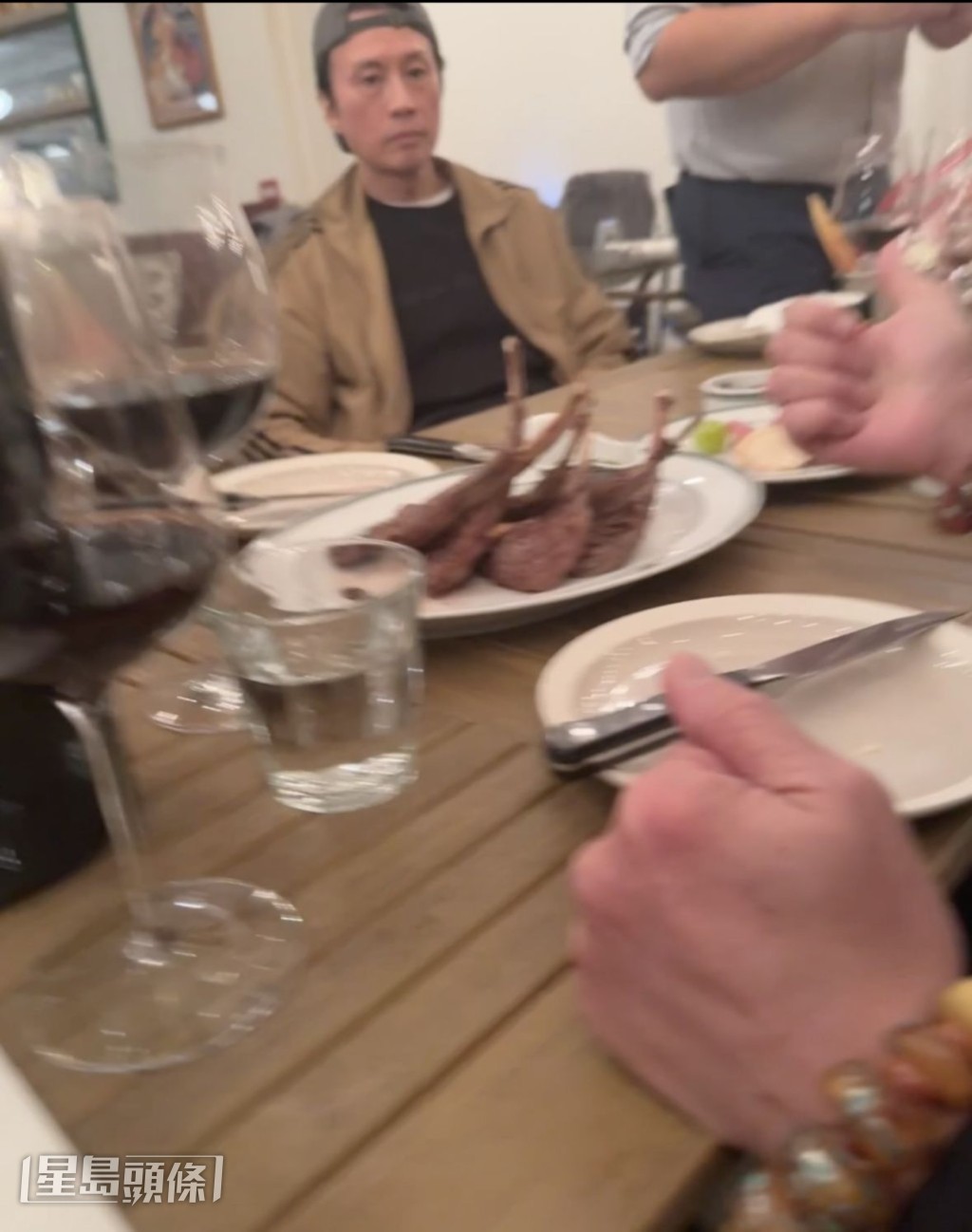 吳鎮宇兒子吳費曼在社交網分享爸爸好友黃子華、張達明飯聚的合照。 吳鎮宇兒子吳費曼在社交網分享爸爸好友黃子華、張達明飯聚的合照。