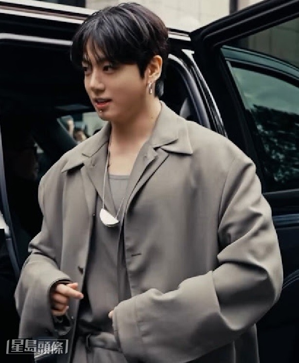 BTS靚仔成員Jungkook現身紐約時裝周，以一身時尚造型去睇時裝騷。