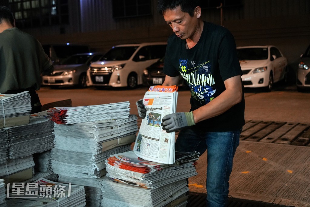 工作人員分發警方防騙刊物《提紙》。吳艷玲攝