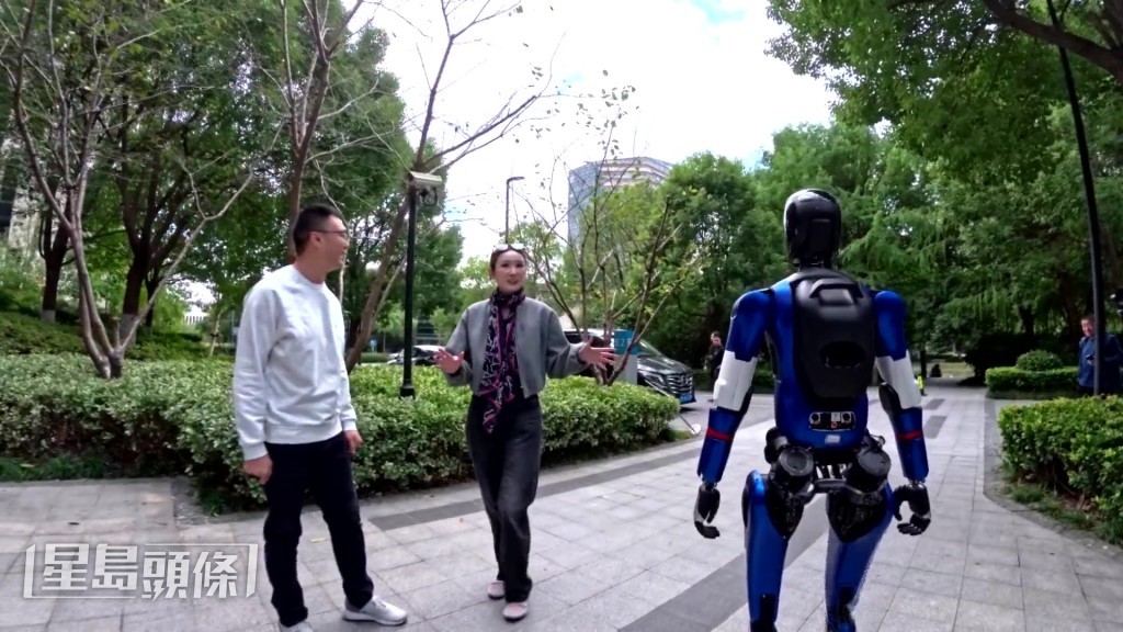 王闖與第一個全自主機械人迎接Janis。