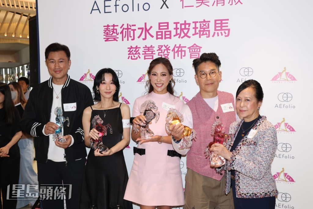 五人都拿著一座非常精緻的玻璃馬。