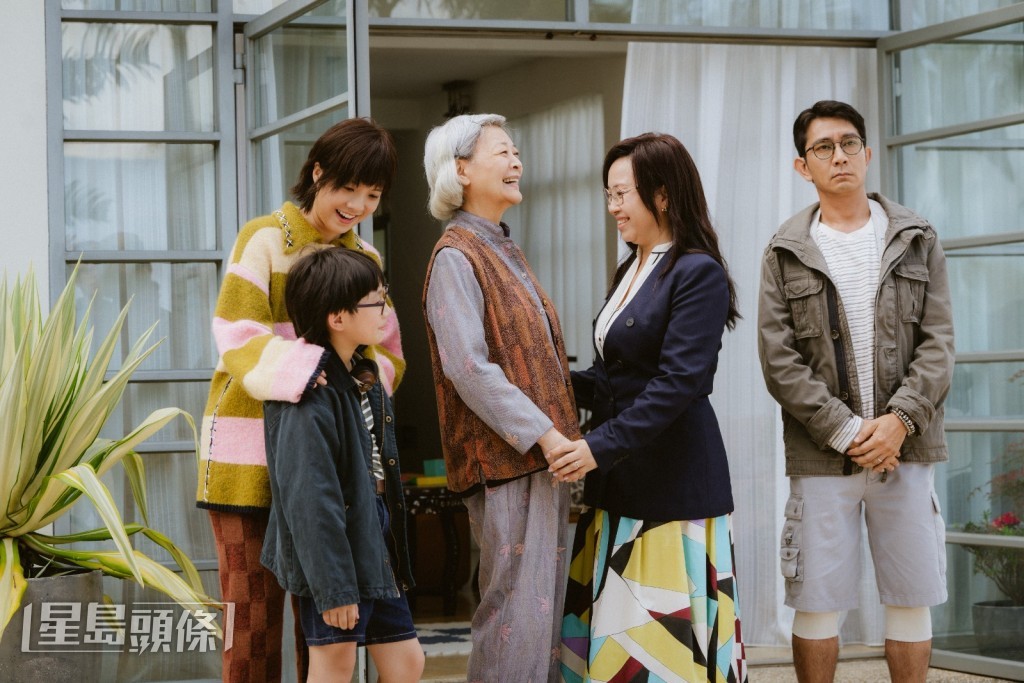 導演翁子光首部新春賀歲喜劇電影《金多寶》,匯聚金像級豪華陣容包括金燕玲、鍾雪瑩、MIRROR成員呂爵安(Edan)、李尚正、楊詩敏(蝦頭)等實力陣容主演。 導演翁子光首部新春賀歲喜劇電影《金多寶》,匯聚金像級豪華陣容包括金燕玲、鍾雪瑩、MIRROR成員呂爵安(Edan)、李尚正、楊詩敏(蝦頭)等實力陣容主演。