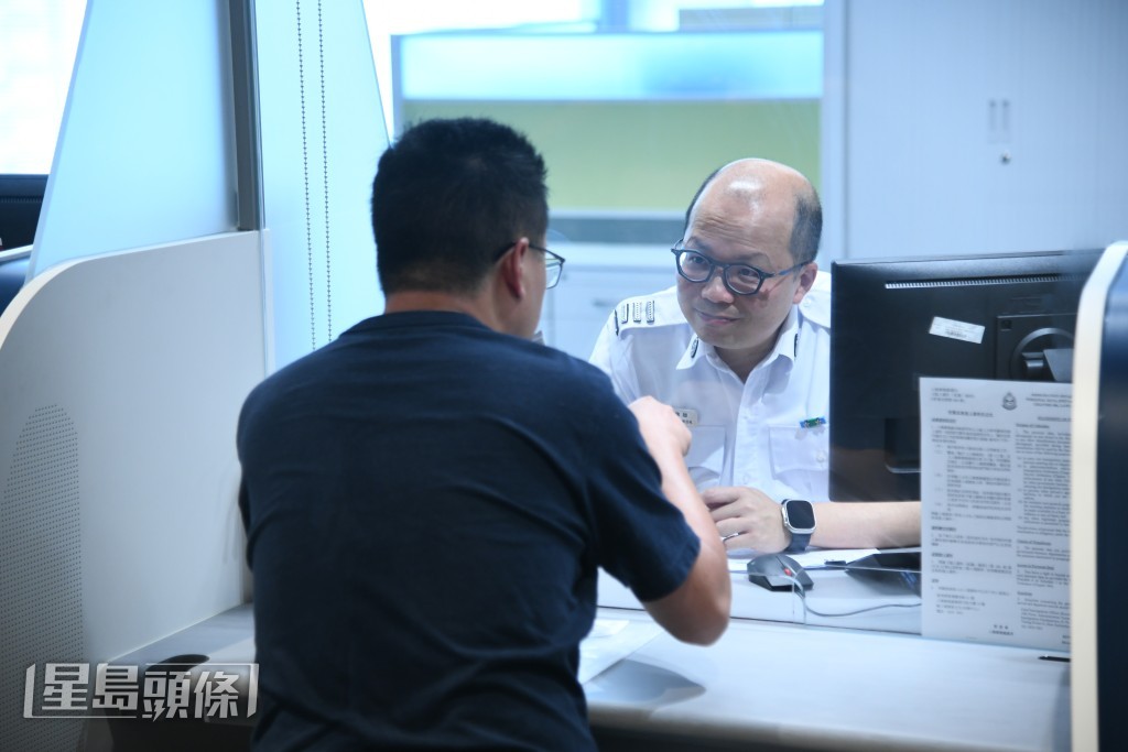 郭俊峯表示,舊灣仔總部在2026年後會拆卸,此前須找到新辦事處,入境處正努力物色合適選址。何健勇攝 郭俊峯表示,舊灣仔總部在2026年後會拆卸,此前須找到新辦事處,入境處正努力物色合適選址。何健勇攝