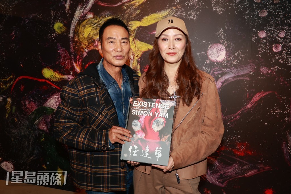 任達華透露在家會欣賞花朵之餘，太太琦琦會播放音樂。