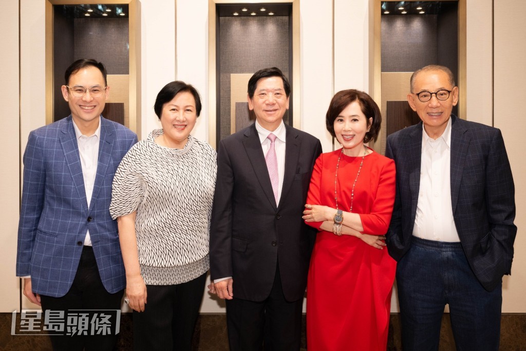 英皇集團主席楊受成博士(右一)與夫人陸小曼女士(左二)、英皇集團副主席楊政龍先生(左一)及英皇鐘錶珠寶主席楊諾思女士(右二),與友邦保險(國際)有限公司區域執行總監及榮譽顧問容永祺先生(中)一同合照。 英皇集團主席楊受成博士(右一)與夫人陸小曼女士(左二)、英皇集團副主席楊政龍先生(左一)及英皇鐘錶珠寶主席楊諾思女士(右二),與友邦保險(國際)有限公司區域執行總監及榮譽顧問容永祺先生(中)一同合照。