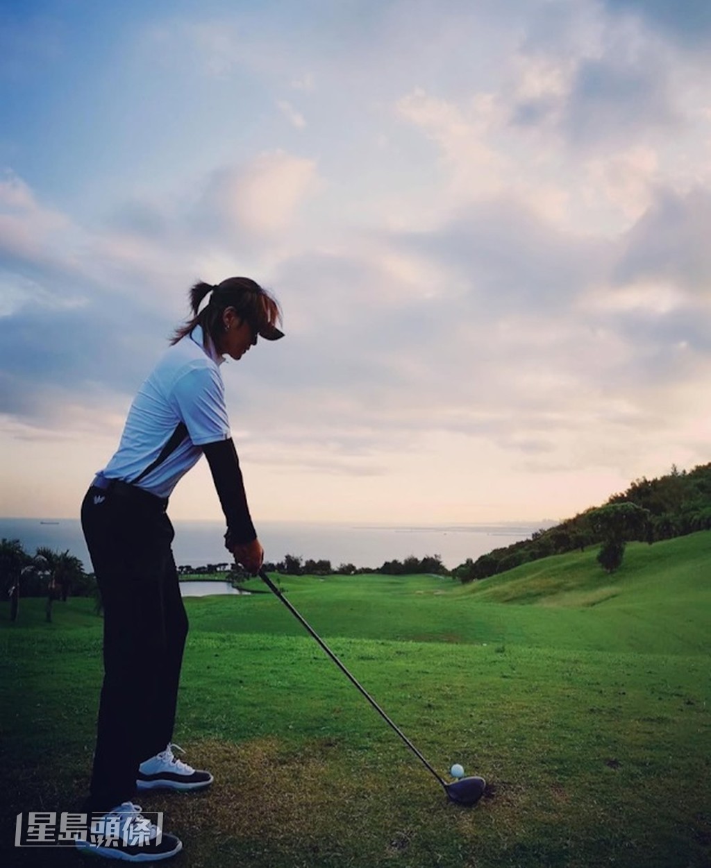 工作之余,小猪亦不忘减压,例如养狗、打golf、滑雪之类。 工作之余,小猪亦不忘减压,例如养狗、打golf、滑雪之类。