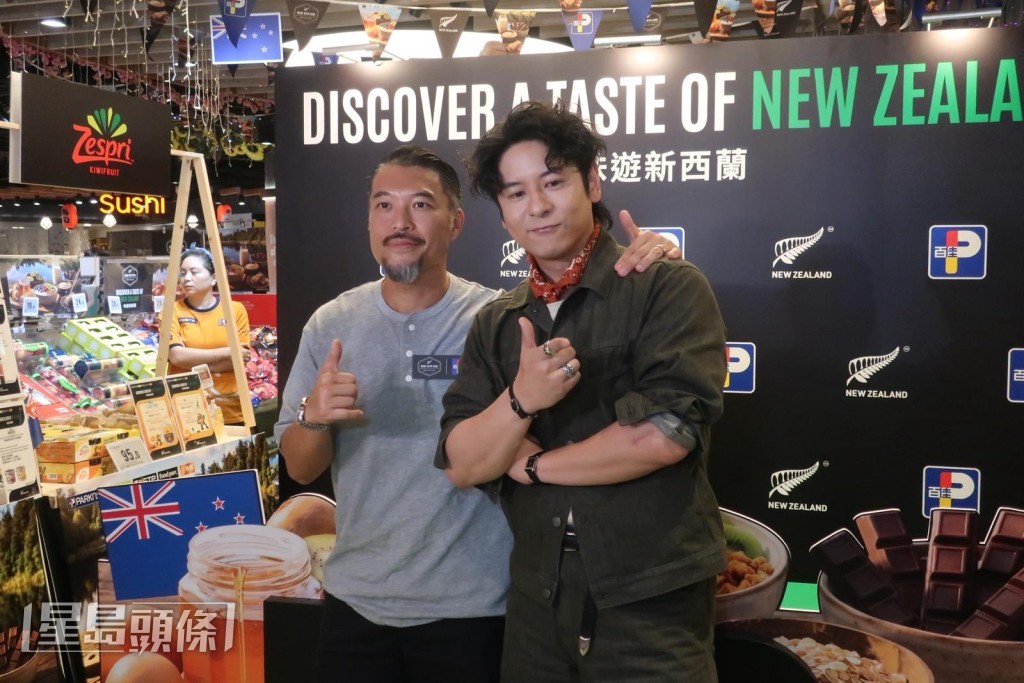  「真・星級牙醫」許廷鏗和「廿四味」成員Brian李凱賢今日（28日）出席超級市場直播帶貨活動。