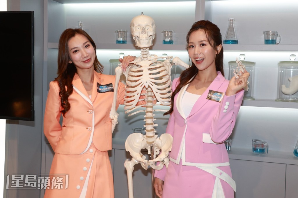 除了主播身份外,她們還要出外景做一些測試,笑指為了測試需要捐軀實測。 除了主播身份外,她們還要出外景做一些測試,笑指為了測試需要捐軀實測。