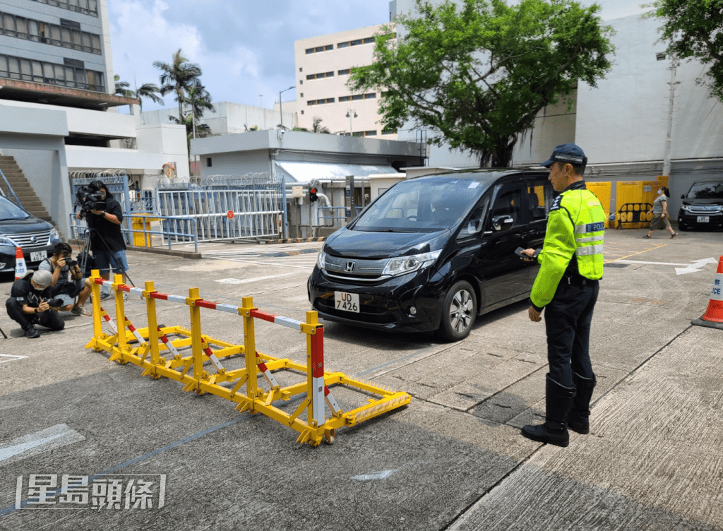 警方解釋阻車器的運作方法。葉競科攝