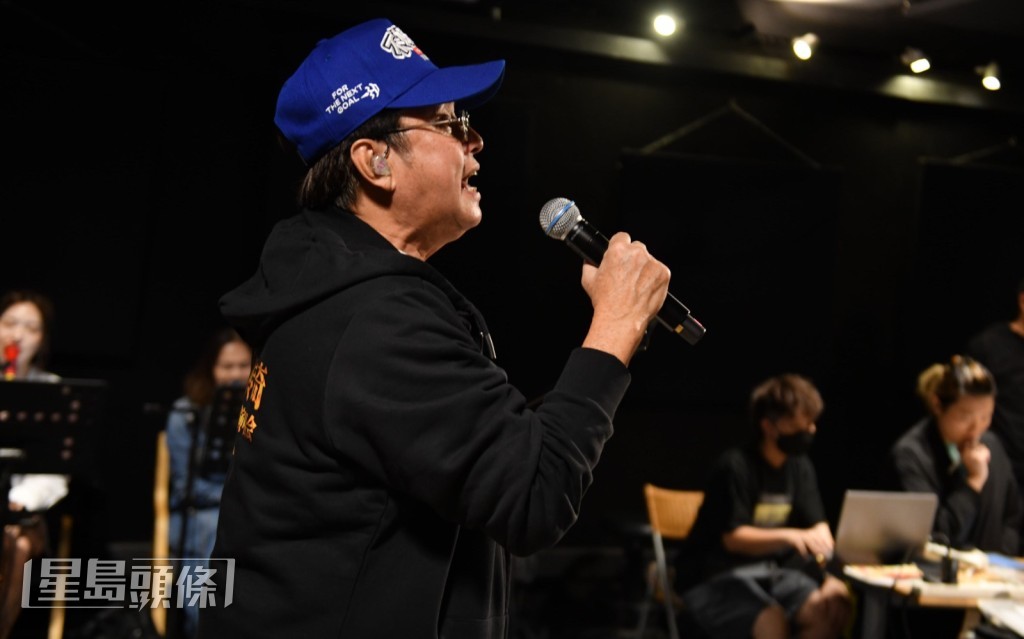 大唱《卡拉永遠OK》等經典金曲。 大唱《卡拉永遠OK》等經典金曲。