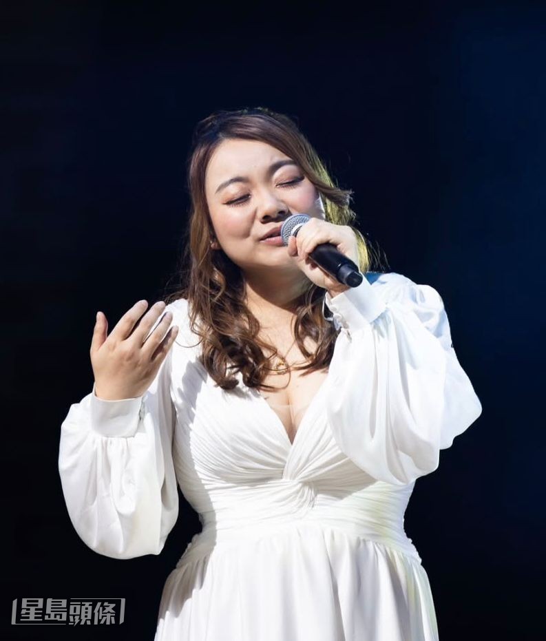 原來這身打扮是黃博昨晚為葉振棠擔任演唱會嘉賓演出時的造型。