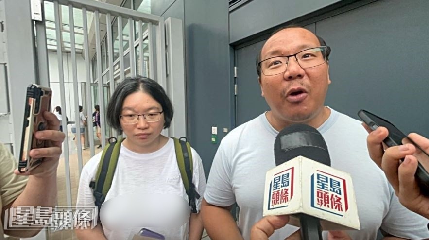  Danny父母離開時接受傳媒訪問。楊偉亨攝  ​