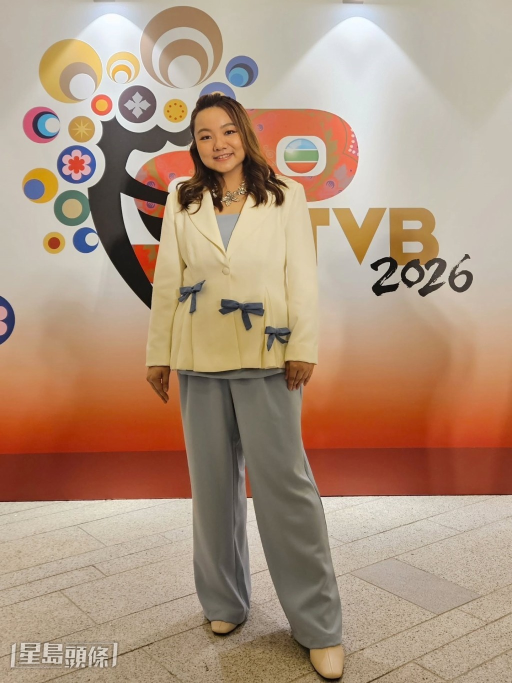 從簡樸的打扮慢慢跟隨着賽事的成績而開始提升，在衣著、髮型和化妝一步步改善。