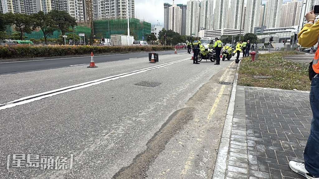 交警鐵馬因路面沙石而失控自炒。劉漢權攝