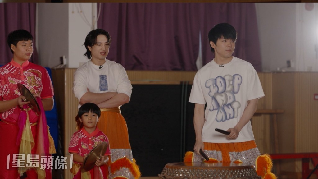 陈师傅感觉Ian音乐细胞和节奏感很强，所以把打鼓重任交给Ian负责。