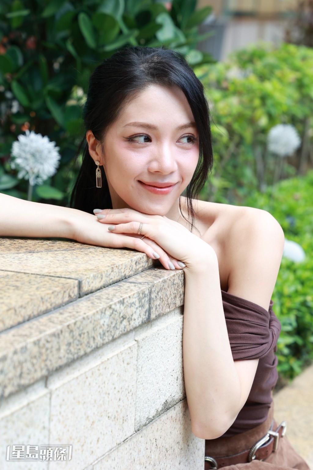 死有對証》中程醫生一角，則是她接近3年前的演出，和現在的她有着明顯差別，Hera回憶當時接到這個角色，坦言感到好開心。