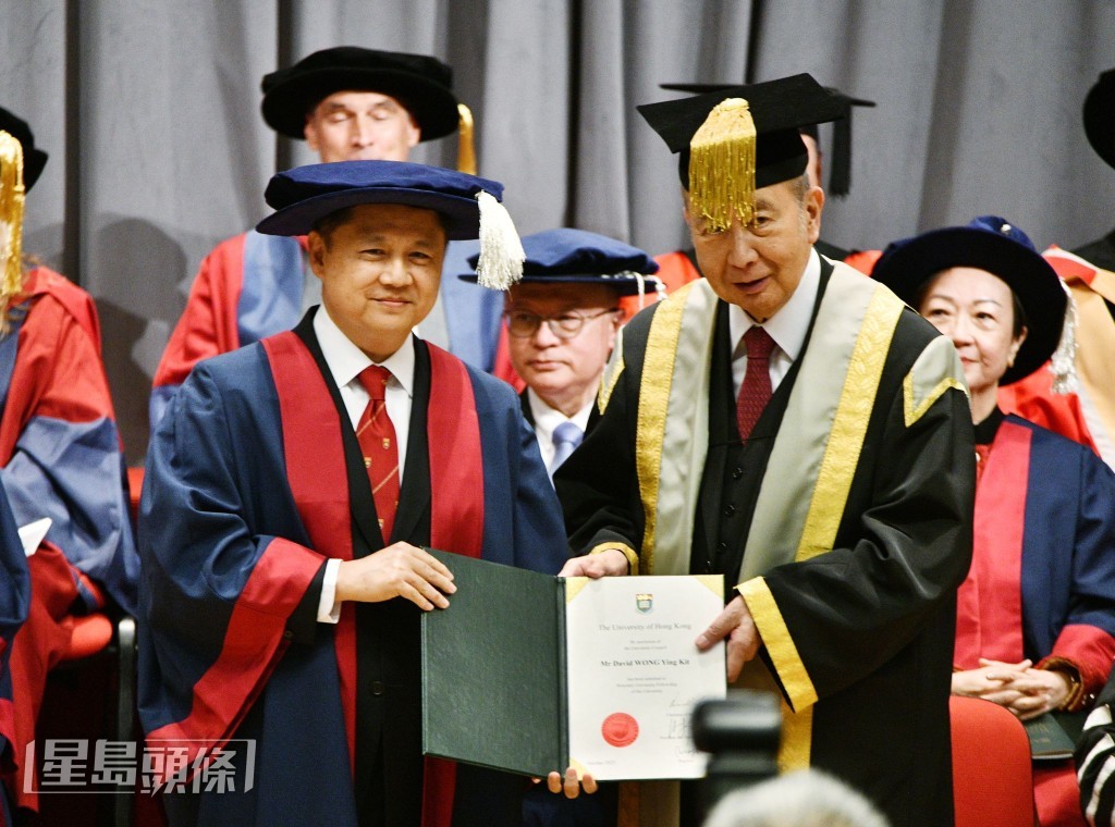 上海四方盛发房地产开发有限公司董事总经理黄英杰(左)也在李国宝(右)手上,接过授衔证书。 上海四方盛发房地产开发有限公司董事总经理黄英杰(左)也在李国宝(右)手上,接过授衔证书。