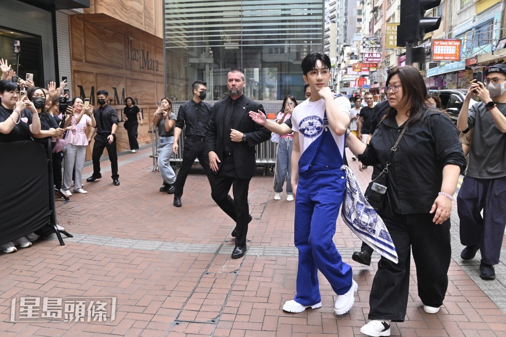 Anson Lo與經理人花姐步行到品牌店。