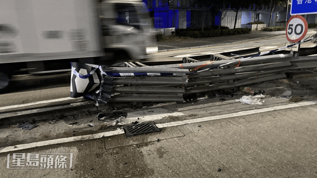 被撞的風琴式防撞欄出現明顯變形及破損。蔡楚輝攝 被撞的風琴式防撞欄出現明顯變形及破損。蔡楚輝攝
