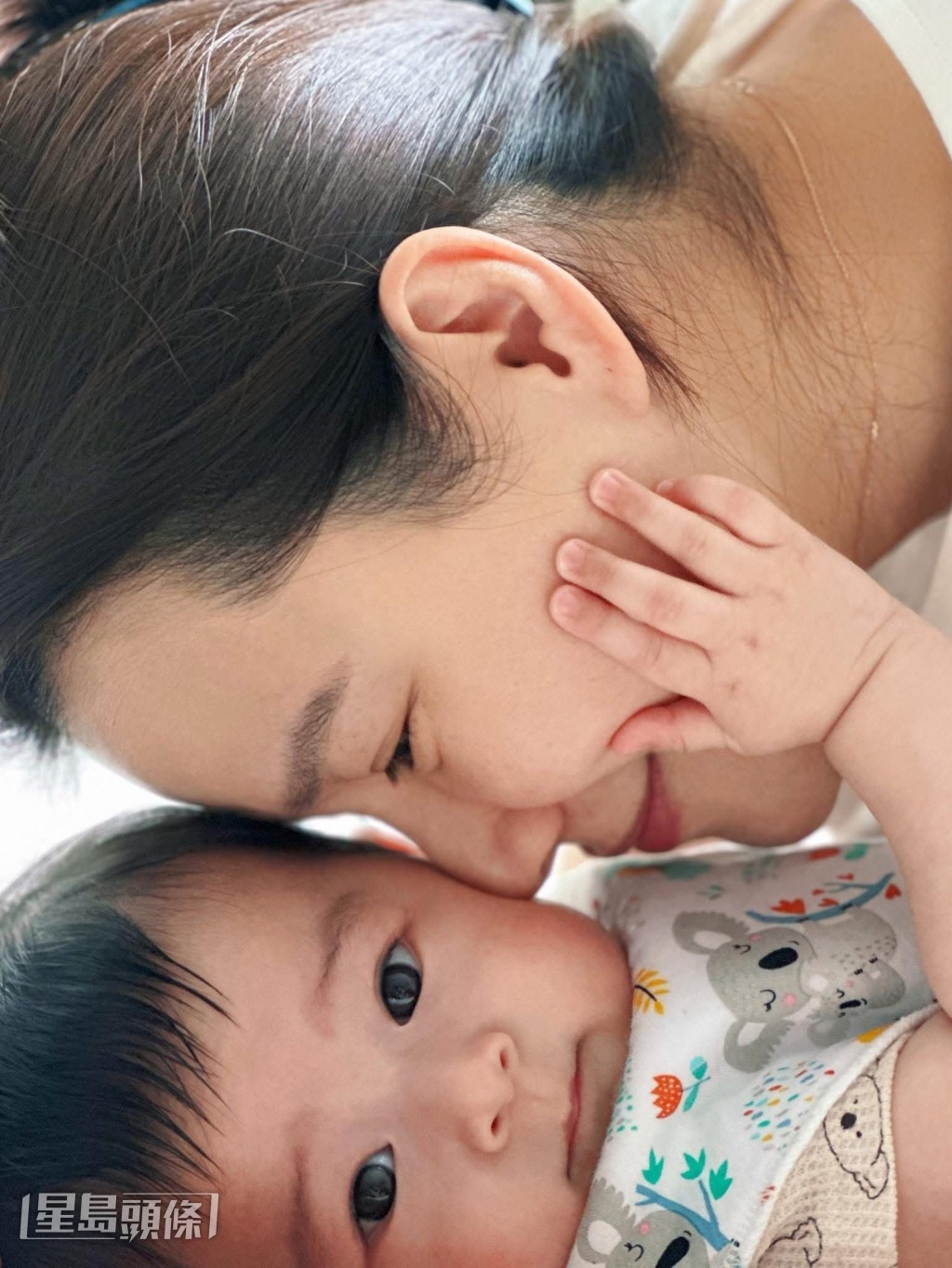 今日(23日)是翠如的44歲生日,她大曬「蕭哈哈」的最新萌照。 今日(23日)是翠如的44歲生日,她大曬「蕭哈哈」的最新萌照。