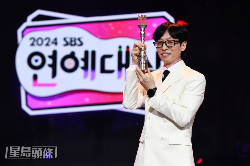 韓國年度頒獎禮《2024 SBS演藝大賞》延至昨日才舉行,「國民MC」劉在錫憑獲得最高殊榮的年度大獎,是他出道33年來第20個大獎。 韓國年度頒獎禮《2024 SBS演藝大賞》延至昨日才舉行,「國民MC」劉在錫憑獲得最高殊榮的年度大獎,是他出道33年來第20個大獎。
