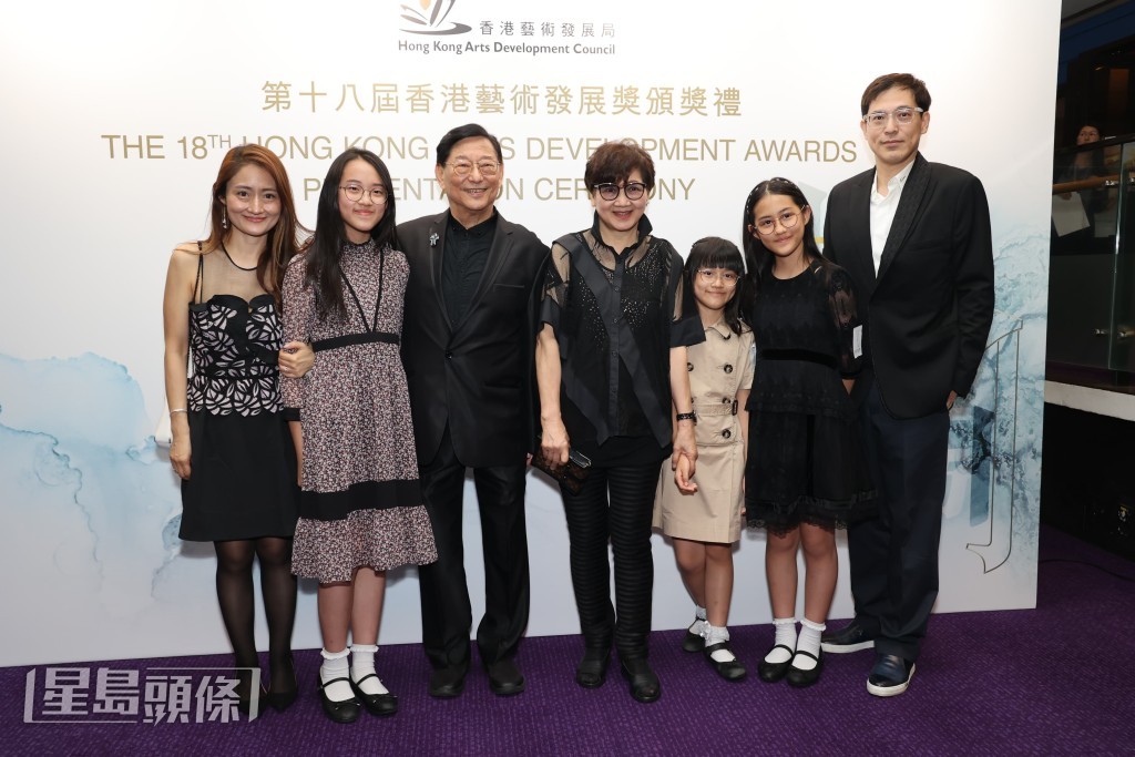 吳思遠一家人齊齊出席頒獎典禮。