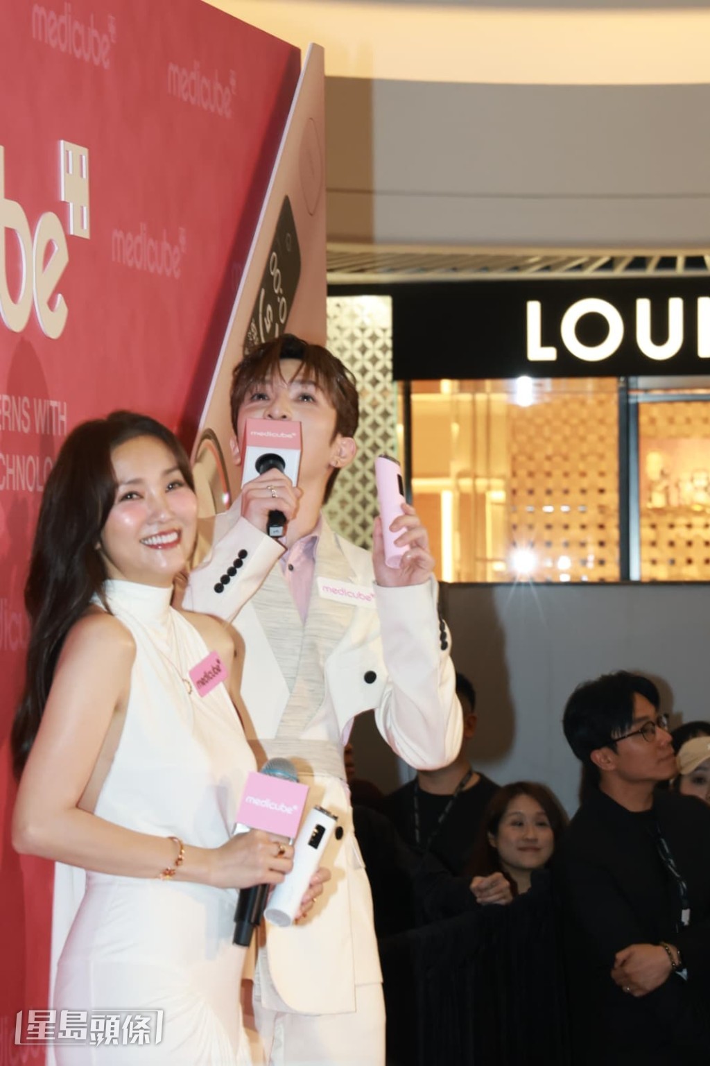 AL知道有不少神徒特意请假或收工赶过来见他一面，令他十分感动。