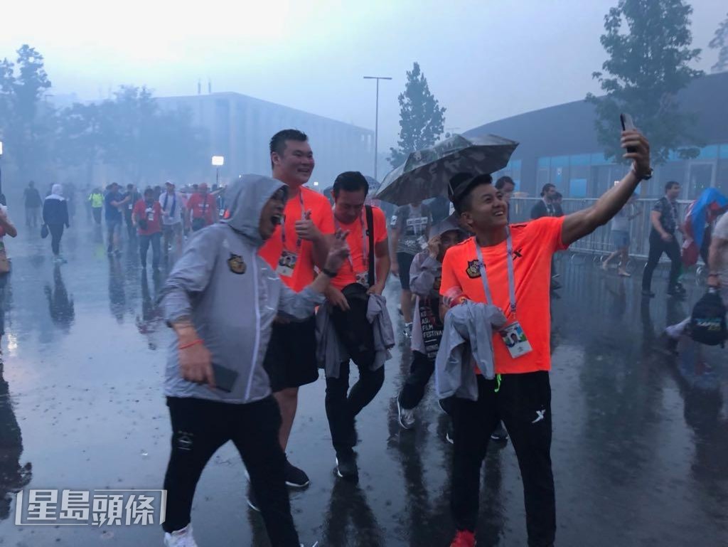 賽事後現場放煙花，剛巧又下大雨，現場一片煙霧瀰漫，睇波團各成員最終失散。