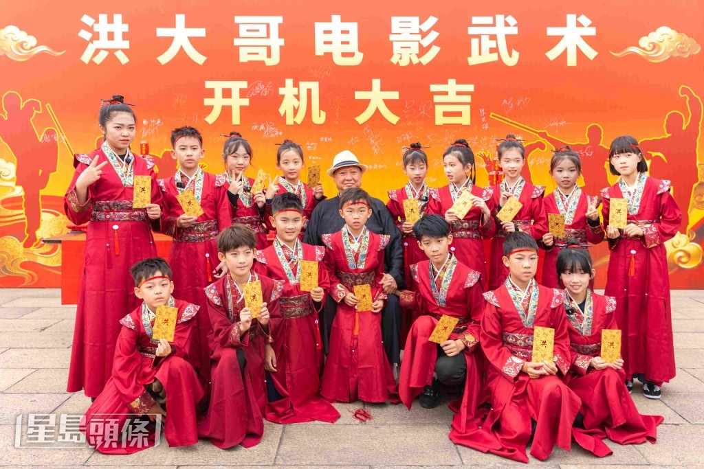 洪大哥電影武術項目為深圳明灣學校的孩子們，定製的文化藝術交流劇組體驗活動。