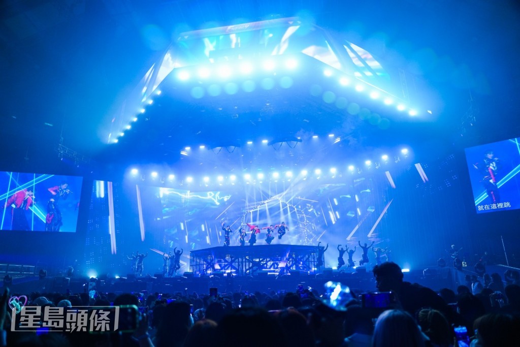 开场一连串的舞曲，瞬间引爆全场气氛，让现场陷入沸腾。