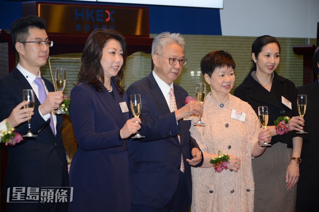 公司於2017年上市，時任主席袁士強（中）、執行董事陳淑薇（右二）等家族成員出席上市儀式。