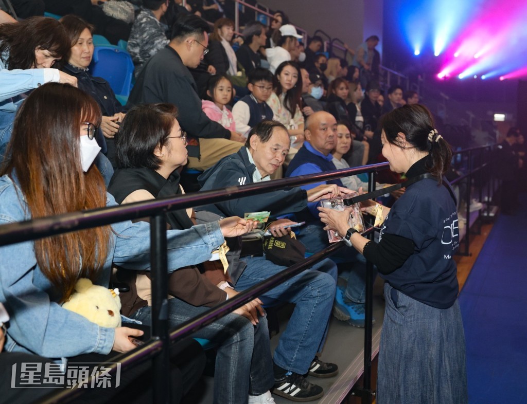 「豪殼」攜捐款箱在演唱會現場募捐，向大埔火災受影響人士送上祝福。